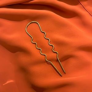 Sophie Kissin long squiggle hairslide in bronze